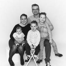 Stdioshooting grosse Familie vor einem weissen Hintergrund