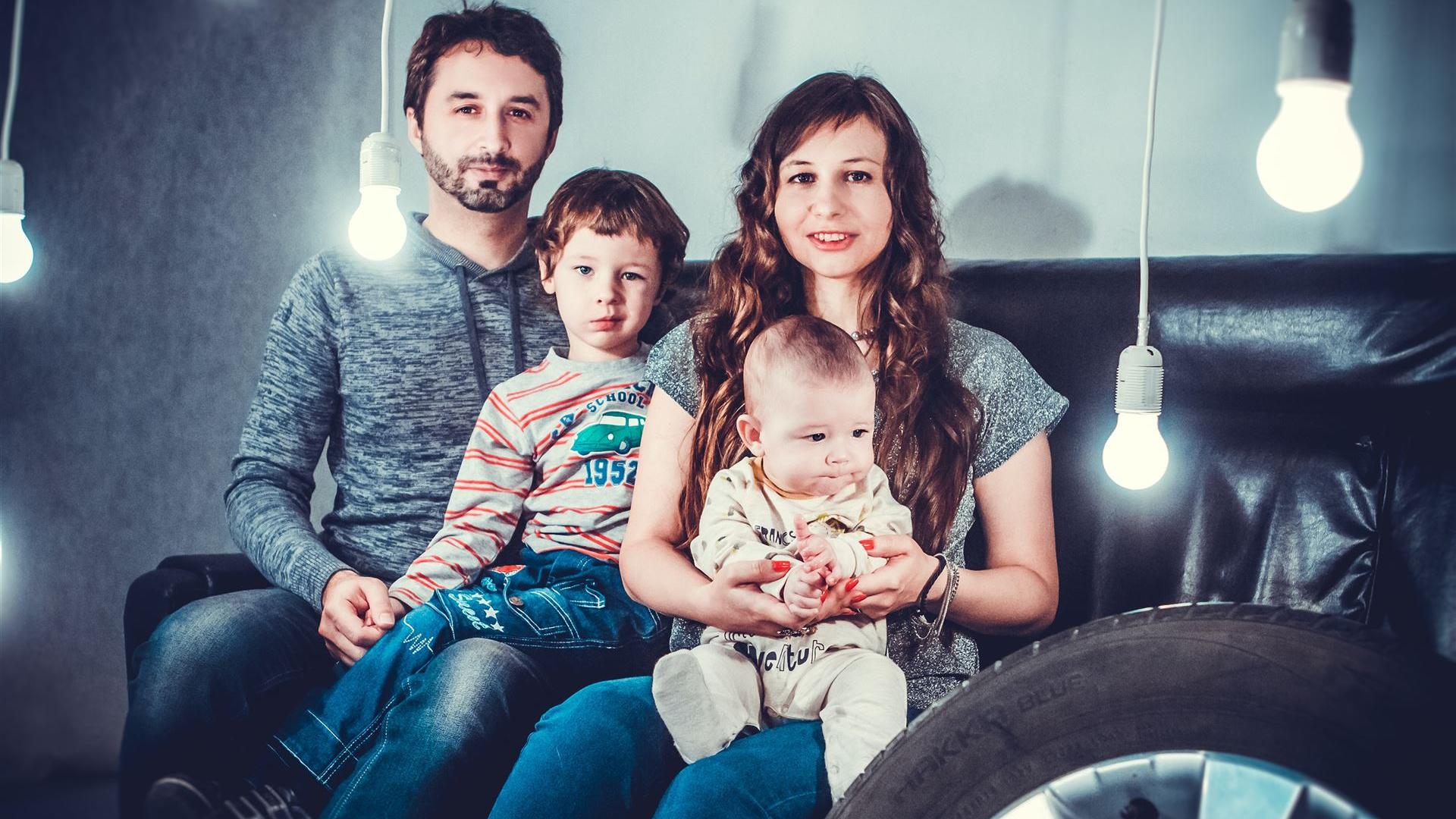 familie im wohnzimmer