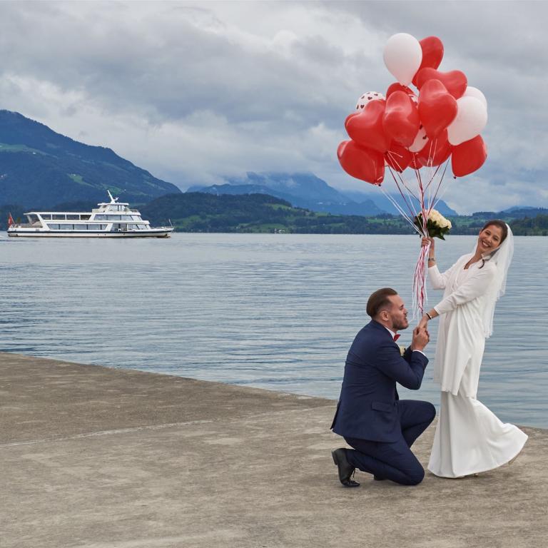 hochzeitsfoto paar mit ballonen