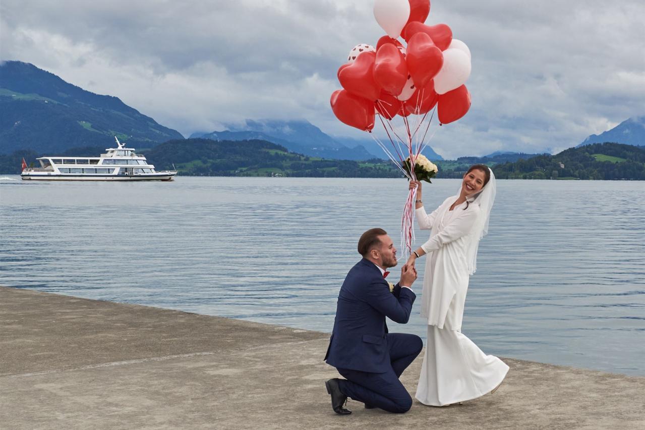 hochzeitsfoto paar mit ballonen