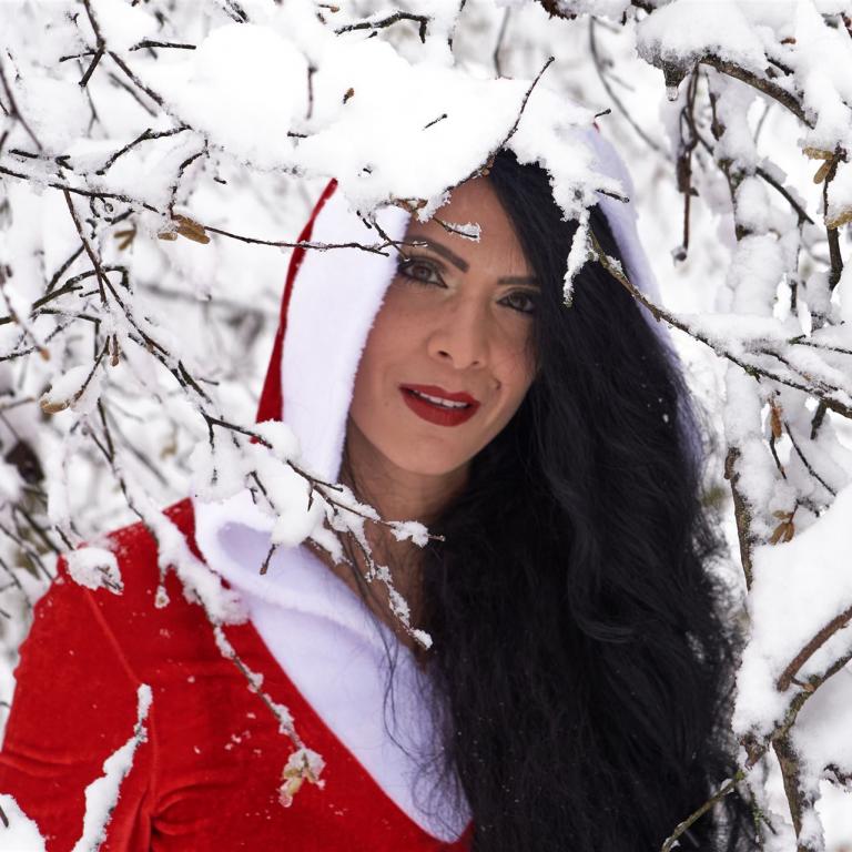 Frau im Schnee mit Samichlaus Gewand