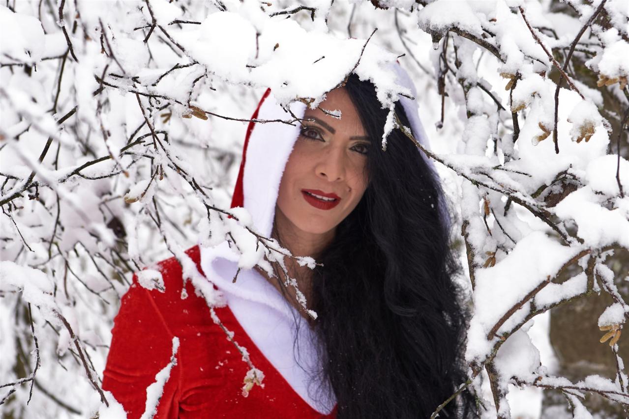 Frau im Schnee mit Samichlaus Gewand