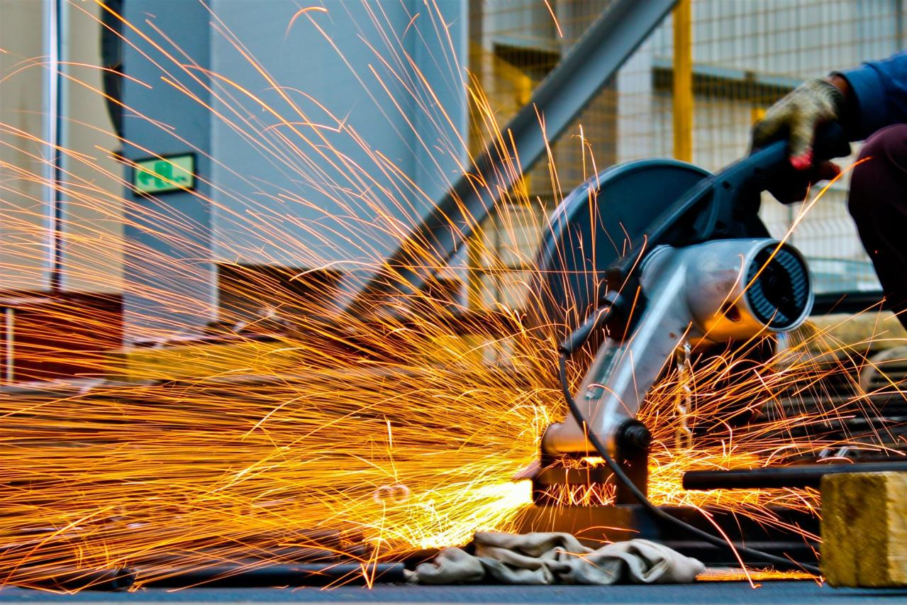 Mitarbeiter am Metall schneiden 