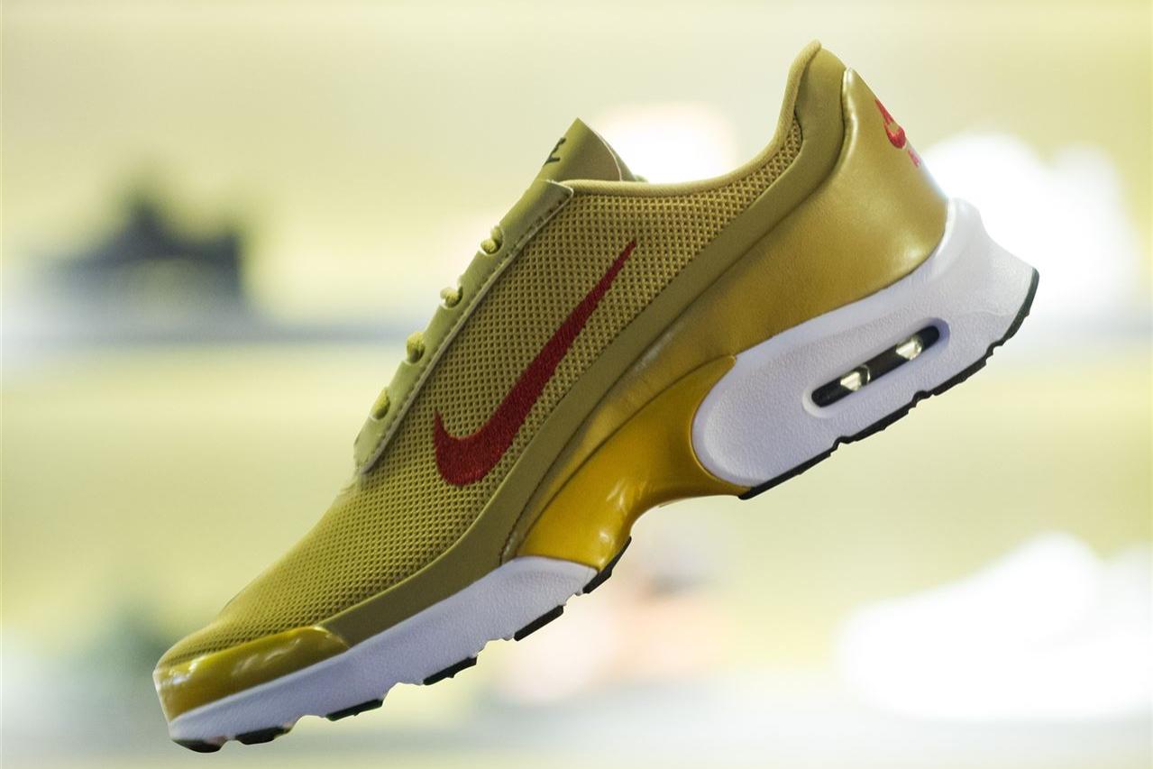 Produktfoto Turschuh vor dem Verkaufgestell